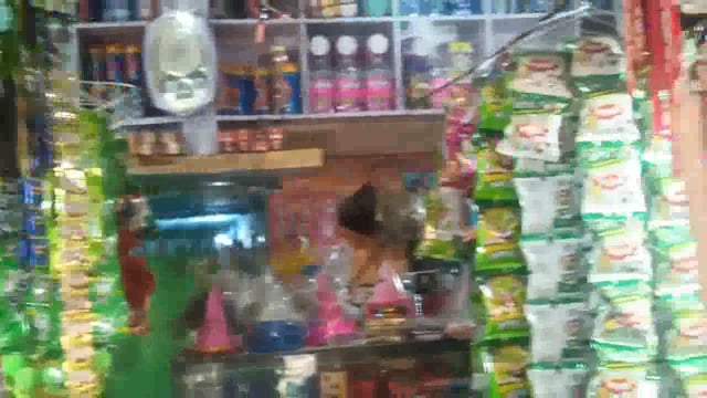 चोरी की बढ़ रही घटना से आमलोग परेशान, किराना दुकान के तीन-तीन शटर को काटकर लाखों रुपए की संपत्ति चोरी कर चोर फरार 