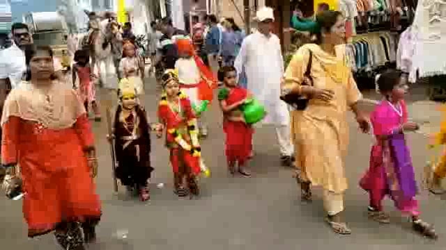 कोल्हापूर गुडी पाडवा करवीर गर्जना ने छत्रपती शिवाजी महाराज राज्याभिषेक की धून आकर्षक देखावा सादर केला होता सेलिब्रिटी आणखी बच्चोकंपनी  वेशभूषा ने आकर्षक महिला नी वेशभूषा करून वाहन रॅली ने सामिल झाल्या होत्या