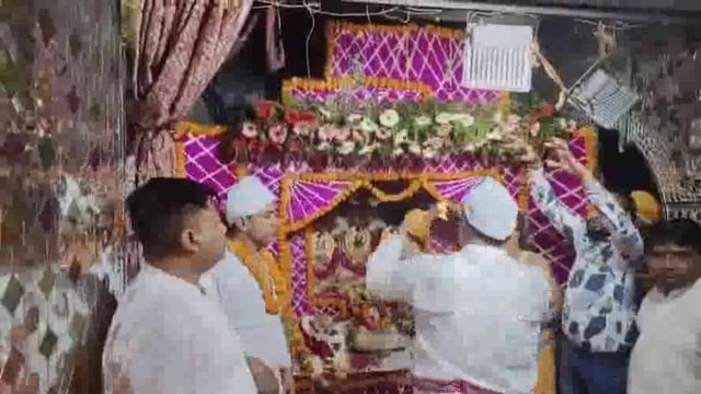 छाता के नई सेमरी स्थित देवी मंदिर में आगरा वालों की चमत्कारी आरती देखने के लिए उमडा भक्तों का सैलाब