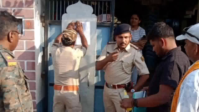 आनंदपुर थाना पुलिस ने देवघर स्थित पेट्रोल पंप संचालक, गबन एवं हथियार का भय दिखाने वाला आरोपी के घर, चिपकाया इश्तेहार