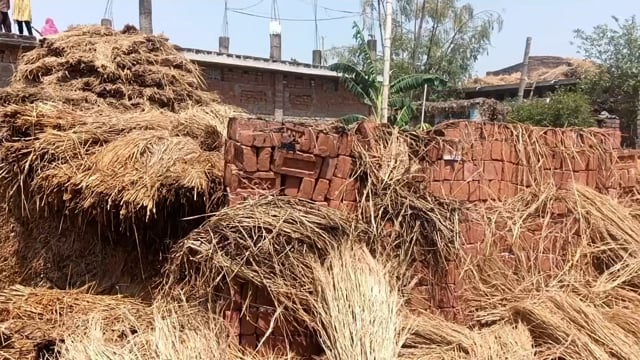 पुआल के पुंज में लगी आग, पंचायत समिति सदस्या के नेतृत्व में ग्रामीणों ने काफी मशक्कत के बाद आग पर पाया काबू 