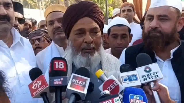 यूपी के #शाहजहांपुर में भारी #पुलिस बल की तैनाती में #कड़ी सुरक्षा के बीच बड़ी #ईदगाह में सम्पन्न हुई #ईद की #नमाज़,शहर #ईम