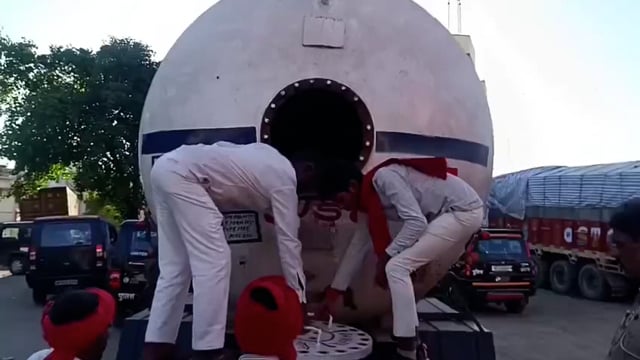 सोनभद्र पुलिस ने जालंधर से झाँसी जा रहे इंडियन ऑयल के टैंकर से भारी मात्रा में शराब बरामद की है #crime