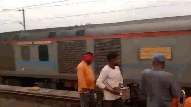#fair नर्मदापुरम (मध्य प्रदेश): अहमदाबाद-बरौनी एक्सप्रेस ट्रेन में लगी आग, एक घंटे में बुझी