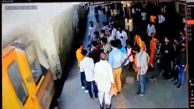 अशोकनगर रेलवे स्टेशन पर 14 साल की बच्ची की जान बचाने वाले जीआरपी जवान की बहादुरी, डीजीपी ने 10 हजार रुपए का इनाम घोषित किया #accident