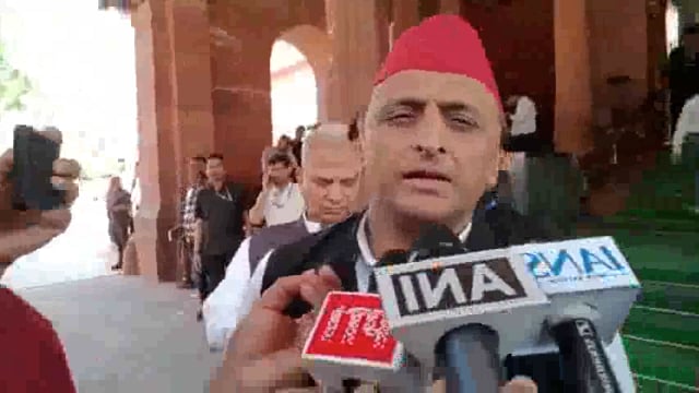 समाजवादी पार्टी के प्रमुख अखिलेश यादव ने भा.ज.पा. पर तीखा हमला करते हुए कहा कि पार्टी का हर फैसला केवल वोट बैंक की राजनीति को ध्यान में रखकर लिया जाता है, और अपने लोगों को खुश करने के लिए किया जाता है। उन्होंने कहा कि वक्फ बिल के खिलाफ समाजवादी पार्टी पहले भी थी और आगे भी रहेगी।#politics