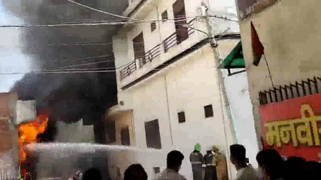 गाजियाबाद: मोदी नगर में अंबर सिनेमा के पास पेंट के गोदाम में भीषण आग लग गई #fair