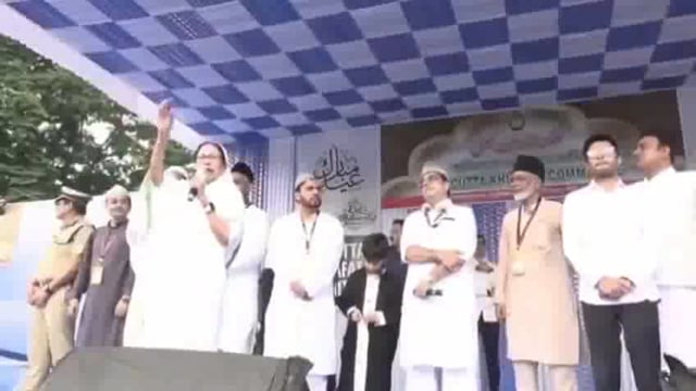 ঈদ উদযাপনের সময় মমতা বন্দ্যোপাধ্যায়ের বিতর্কিত বক্তব্য: "আমরা 'নোংরা ধর্মে' বিশ্বাস করি না"

Mamata Banerjee's controversial statement during Eid celebrations: "We don't believe in 'dirty religion'" 

#politics