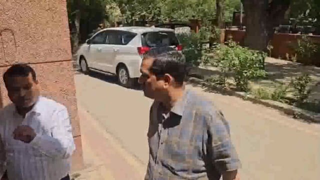 जनपद मथुरा के डीएम चंद्र प्रकाश सिंह सीडियां तुडवाकर दिव्यांगों के लिए बनवायेगे रैंप उप जिलाधिकारी कार्यालय में