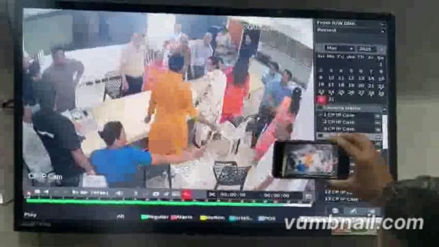 अलीगढ़: ग्रीन अपार्टमेंट में बिल्डर और सोसायटी के लोगों के बीच झड़प, सीसीटीवी में कैद हुई घटना #Quarrel