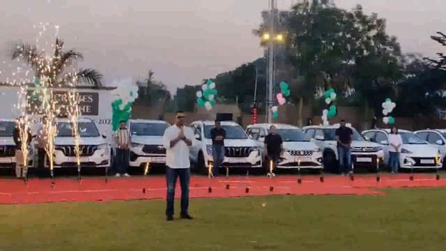 Gujarat: Jeweller Kailash Kabra celebrated the company's 200 crore turnover in a unique way 

ગુજરાત: જ્વેલરી કૈલાશ કાબરાએ કંપનીના 200 કરોડના ટર્નઓવરની અનોખી રીતે ઉજવણી કરી

#Celebration