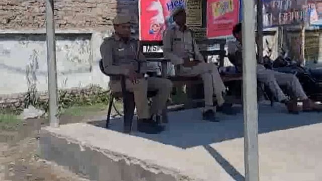 कमल चौराहा पर बने टीनशेड में पंखा न होने से पुलिसकर्मियों को बैठने में परेशानी