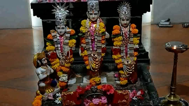 186वर्षाची ऐतिहासिक परंपरा लाभलेल्या कडेगांव येथील श्रीराम मंदिरात रामायण वाचन करताना उत्सवाचे मानकरी अभयजी माटे 