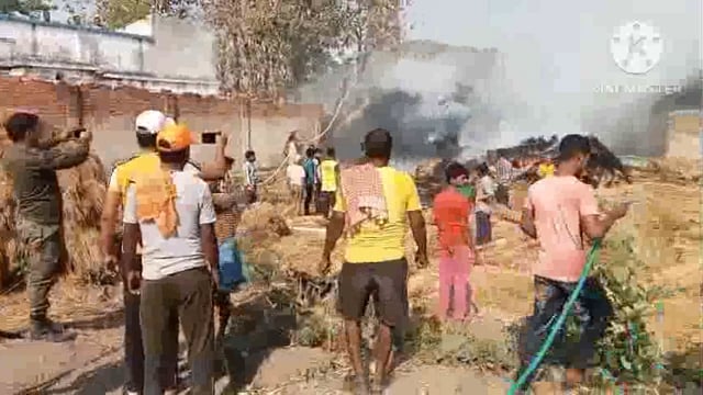 असामाजिक तत्वों ने पुआल की टाल में लगाया। 11000 पुआल जलकर राख।