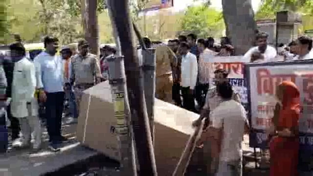 झांसी शराब की दुकान पर हंगामा पुलिस के सामने महिला ने युवक को जड़ा तमाचा बोली- मुझे छू रहा था