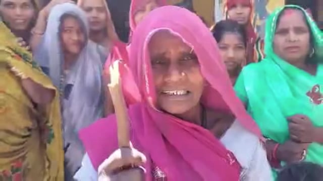 बाराबंकी जिले में जगह जगह खुल रहे शराब के ठेके आम लोगों खासकर महिलाओं के लिए दिक्कत का सबब बन रहे है, आज कोतवाली हैदरगढ़ क्षेत्र के पदुमपुर चौबीसी गाँव में शराब के ठेके के खिलाफ ग्रामीणों ने किया प्रदर्शन, शराब का ठेका हटायें जाने की मांग की लोगों का कहना है कि शराब का चयन बढ़ रहा है इससे नशे की लत और दुर्घटनाएं बढ़ रही है।l