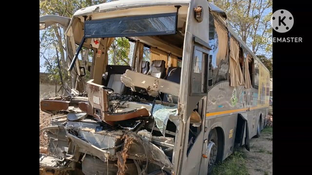 अनियंत्रित इलेक्ट्रॉनिक बस से भूसे से भरे ट्रैक्टर ट्राली में मारी टक्कर एक की हुई मौत आधा दर्जन यात्री घायल