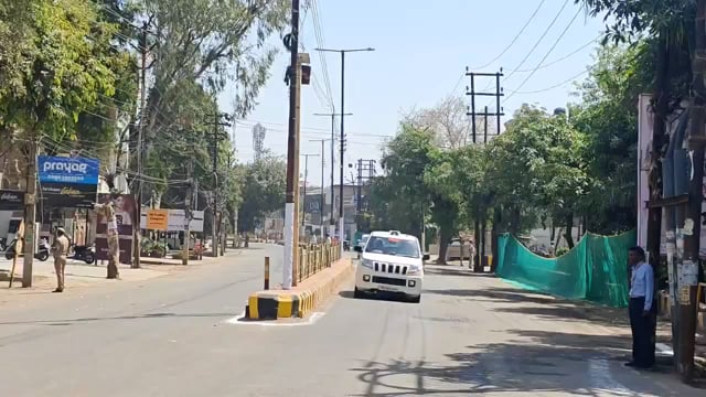 उत्तर प्रदेश के मुख्यमंत्री योगी आदित्यनाथ गाजियाबाद पहुंचे, जहां वे बीजेपी और संघ के बीच आयोजित समन्वय बैठक में शामिल हुए। यह बैठक तीन घंटे तक चलेगी, जिसमें कई अहम फैसलों पर चर्चा की संभावना है।
#politics