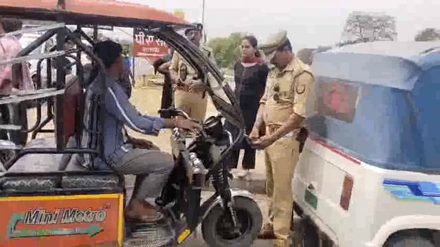 जिला सूचना बाराबंकी 
---------------------

 *परिवहन विभाग द्वारा बिना लाइसेंस, फिटेनस के अपंजीकृत  ई-रिक्शा व आटो के विरुद्ध चला विशेष चेकिंग अभियान, 19 ई-रिक्शा को सीज* ll