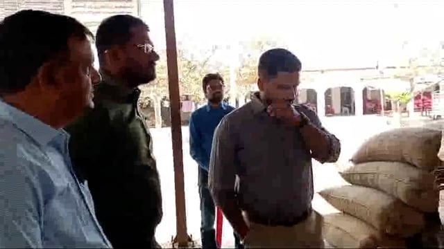 जिला. .बाराबंकी 
---------------------
*जिलाधिकारी ने नवीन मंडी स्थित गेंहू क्रय केंद्र का किया औचक निरीक्षण*
*गेहूँ तौल करने वाले कृषकों को  डीएम ने मिठाई खिलाकर व माला पहना कर किया स्वागत*
 *क्रय केंद्रों पर किसानों को मूलभूत सुविधाएं देने का दिया निर्देश* 
---
बाराबंकी, 02 अप्रैल। बुधवार को जिलाधिकारी, श्री शशांक त्रिपाठी ने  अपर जिलाधिकारी (वि०/रा०)/ जिला खरीद अधिकारी, बाराबंकी के साथ नवीन मण्डी बाराबंकी में स्थित गेहूँ क्रय केन्द्रों का औचक निरीक्षण किया गया। निरीक्षण के समय मौके पर उपस्थित जिला खाद्य विपणन अधिकारी, बाराबंकी द्वारा अवगत कराया गया कि नवीन मण्डी बाराबंकी में विपणन शाखा के कुल 05 गेहूं क्रय केन्द्र संचालित है, जिसमें गेहूँ क्रय केन्द्र- बाराबंकी मण्डी प्रथम पर श्री अनूप कुमार वर्मा, केन्द्र बाराबंकी मण्डी द्वितीय पर श्री कात्याईनी शंकर द्विवेदी, केन्द्र- बाराबंकी मण्डी तृतीय पर श्रीमती गीता कुलश्रेष्ठ, केन्द्र बाराबंकी मण्डी चतुर्थ पर श्रीमती दीपिका दूबे एवं केन्द्र बाराबंकी मण्डी पंचम पर श्री राजेश कुमार पाण्डेय केन्द्र प्रभारी के रूप में तैनात है। निरीक्षण के समय नवीन मण्डी बाराबंकी में संचालित समस्त गेहूं क्रय केन्द्रों पर गेहूँ खरीद से सम्बन्धित समस्त व्यवस्थाएं यथा- इलेक्ट्रानिक कांटा, पावर डस्टर, एनालिसिस किट एवं लैपटॉप आदि समस्त व्यवस्थाएं पूर्ण पायी गयी। केन्द्र प्रभारियों द्वारा अवगत कराया गया कि अभी गेहूँ की कटाई शुरू हुई है तथा अब गेहूँ की आवक प्रारम्भ हो रही है। निरीक्षण के समय केन्द्र बाराबंकी मण्डी प्रथम पर कृषक श्री ओम प्रकाश निवासी ग्राम बनकुइंया का लगभग 15.00 कु० गेंहू, केन्द्र बाराबंकी मण्डी द्वितीय पर श्री मनोज वर्मा निवासी ग्राम- बनकुइंया का लगभग 05.00 कु० गेंहू एवं केन्द्र- बाराबंकी मण्डी पंचम पर श्री अशोक कुमार मौर्य निवासी ग्राम पारा खन्दौली का लगभग 08.00 कु० गेहूँ की तौल होती पायी गयी। केन्द्र-बाराबंकी मण्डी तृतीय एवं बाराबंकी मण्डी चतुर्थ पर अभी गेहूँ की तौल प्रारम्भ नहीं हो सकी है। जिलाधिकारी द्वारा केन्द्र पर गेहूँ तौल करने वाले कृषकों को मिठाई खिलाकर व माला पहना कर स्वागत किया गया तथा मौके पर उपस्थित समस्त गेहूँ क्रय केन्द्र प्रभारियों को निर्देशित किया गया कि केन्द्र पर आने वाले कृषकों को किसी प्रकार की असुविधा न होने पाये तथा कृषकों से सम्पर्क कर अधिक से अधिक गेहूँ का क्रय कर लक्ष्य की पूर्ति करना सुनिश्चित करें। इस मौके पर रमेश कुमार जिला खाद्य विपणन अधिकारी सहित सम्बंधित अधिकारीगण उपस्थित रहे।