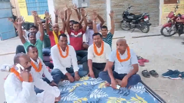 पंचायत सरकार भवन पंचायत मुख्यालय से दूर जंगली भागों में बनाए जाने के विरोध में ग्रामीणों का आमरण-अनशन शुरू