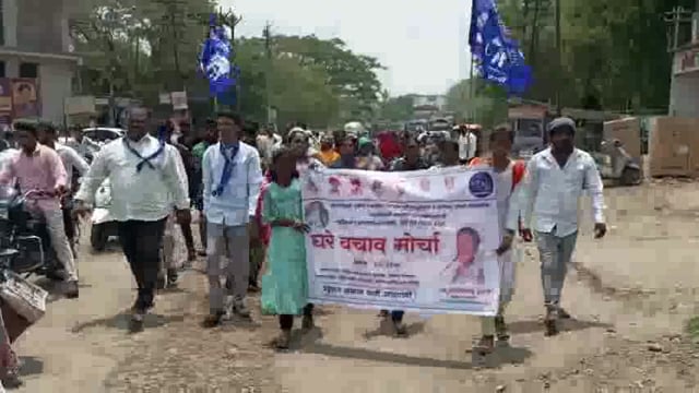  दिघंची येथील गायरानामध्ये वहिवाट असलेल्या नागरिकांचा आटपाडी तहसील कार्यालयावर मोर्चा