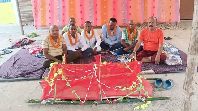 अर्थी सजाकर आमरण-अनशन पर बैठे अनशनकारी की 18 घंटे बीत जाने के बाद भी किसी पदाधिकारी ने नहीं ली सुधी