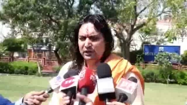 स्वामी बालमुकुंद आचार्य ने वक्फ बोर्ड बिल को लेकर अपनी चिंता जाहिर की। उन्होंने कहा कि यह बिल समाज में विभाजन और असहमति को बढ़ावा देने का कारण बन सकता है। आचार्य ने चेतावनी दी कि इस बिल के लागू होने से समाज में धार्मिक ध्रुवीकरण हो सकता है, और इससे#politics