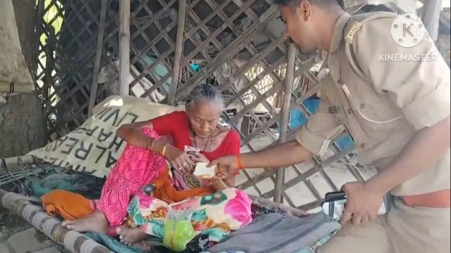 आगरा कलयुगी पुत्र वृद्ध मां को छोड़कर भाग