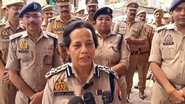 झांसी वक्फ संशोधन बिल के दृष्टिगत जनपद में सुरक्षा व्यवस्था को सुदृढ़ बनाये रखने के लिए किया पैदल गस्त ,S.S.P सुधा सिंह 