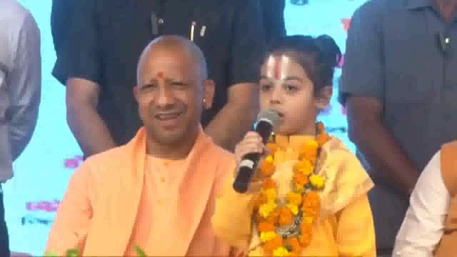 उत्तर प्रदेश के मुख्यमंत्री योगी आदित्यनाथ ने हाल ही में एक बच्चे से 'शिव तांडव स्त्रोत' सुनवाया। यह घटना एक सार्वजनिक कार्यक्रम के दौरान हुई, जब बच्चे ने पूरी श्रद्धा के साथ शिव तांडव स्त्रोत का पाठ किया। योगी आदित्यनाथ ने बच्चे की इस अद्भुत प्रस्तुति को सराहा और उसे चॉकलेट देकर उसका उत्साह#politics