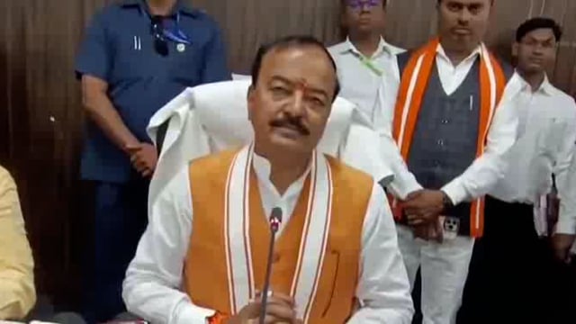 डिप्टी सीएम केशव प्रसाद मौर्य ने वक्फ बिल को लेकर असदुद्दीन ओवैसी के बयान पर प्रतिक्रिया दी। ओवैसी ने इसे मुस्लिम विरोधी करार दिया था, जिस पर केशव मौर्य ने कहा, 