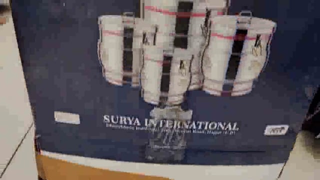 डॉ० संदीप ने बड़े भाई के रूप में उपहार देकर नाजमा को दी नव दाम्पत्य जीवन में प्रवेश की शुभकामनायें