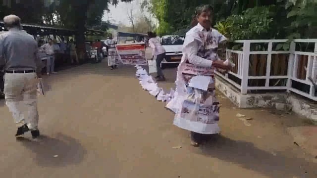 मध्य प्रदेश: पानी की किल्लत के खिलाफ अनोखा प्रदर्शन, आवेदनों की माला लेकर रेंगते हुए कमिश्नर कार्यालय पहुंचे ग्रामीण#Innovative