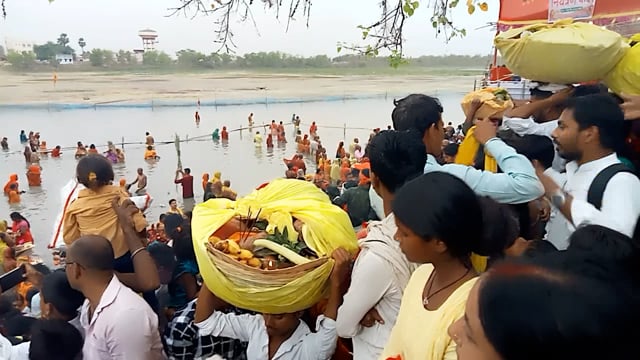 *थरथरी प्रखंड मे डूबते हुये सूर्य को अर्ग के लिए उमंगा भारी भीड़ 