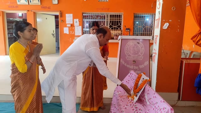 BANKA: प्रधानाचार्य के निधन के पश्चात् विद्यालय में शोक सभा का किया गया आयोजन