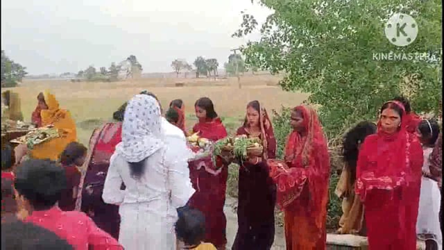 सिरदला के विभिन्न छठ घाटो पर छठ व्रतियों ने अस्ताचलगामी सूर्य को दिया पहला अर्ध्य