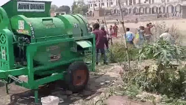 गाज़ीपुर टोल प्लाजा के पास गन्नापुर फोरलेन के किनारे जमीन को लेकर दो पक्षों के बीच जमकर मारपीट