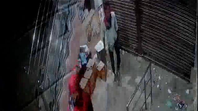 बाघराय थाना क्षेत्र के बिहार हीरागंज मोड़ पर रमाकांत के किराने की दुकान में शटर तोड़ने में नाकाम चोर कैमरे में हुए कैद ,