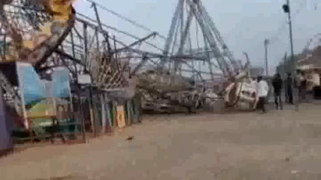 नई सेमरी मेला में बीती रात को आंधी तूफान के चलते दो झूले हुए धराशाई बड़ा  नुकसान हुआ