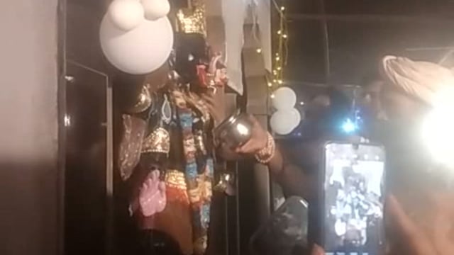 man Kali ka Vishesh dudh ke dwara Shri Anil ji ke dwara Mantra upchar ke sath Kiya ja raha hai