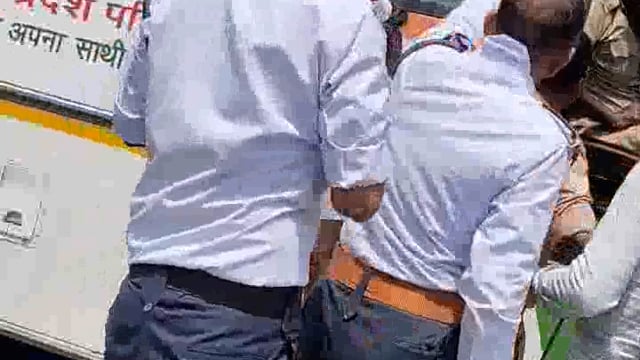 ट्रैफिक जाम को लेकर आपस में भिड़े रोडवेज बस ड्राइवर और ट्रैफिक पुलिस अंबेडकर नगर बसखारी चौराहे पर आए दिन लोगों को ट्रैफिक जाम का सामना करना पड़ता है,