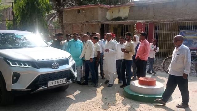 पंचायत सरकार भवन को लेकर आमरण अनशन  पर बैठे लोगों को जूस पिलाकर विधायक ने 72 घंटे बाद अनशन तुड़वाया