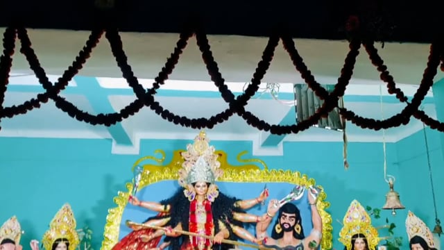 प्राचीन चैती दुर्गा मंदिर फुल्लीडुमर में मां भगवती की प्रतिमा स्थापित होते ही पूजन दर्शन हेतु मां के खुले कपाट