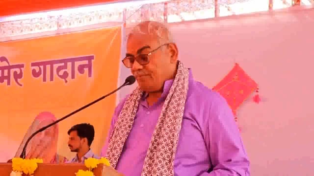 राजस्थान: राज्य के मंत्री मदन दिलावर ने गांवों में सफाई की स्थिति को लेकर अपनी गंभीर चिंता व्यक्त की है। उन्होंने कहा कि वे गांवों में सफाई की व्यवस्था को लेकर जांच करेंगे। मंत्री का यह बयान तब आया जब एक गांव में सफाई कर्मचारियों की अनुपस्थिति के बारे में ग्रामीणों ने शिकायत की थी।#politics