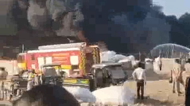 यूपी: नोएडा के बहलोलपुर गांव में कई झोपड़ियों में लगी आग, बचाव कार्य जारी#fair