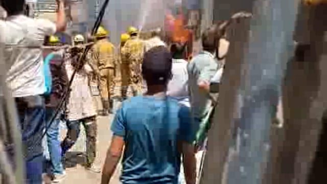 पीलीभीत: रिलैक्सो शोरूम में लगी आग, फायर एनओसी न मिलने से बढ़ी परेशानी#fair