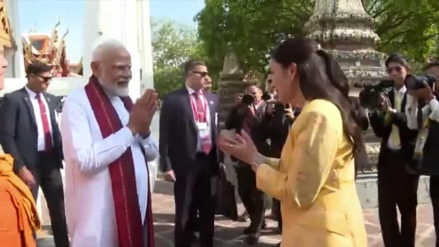 प्रधानमंत्री नरेंद्र मोदी ने बैंकॉक में बौद्ध मंदिर वाट फो का दौरा किया#politics