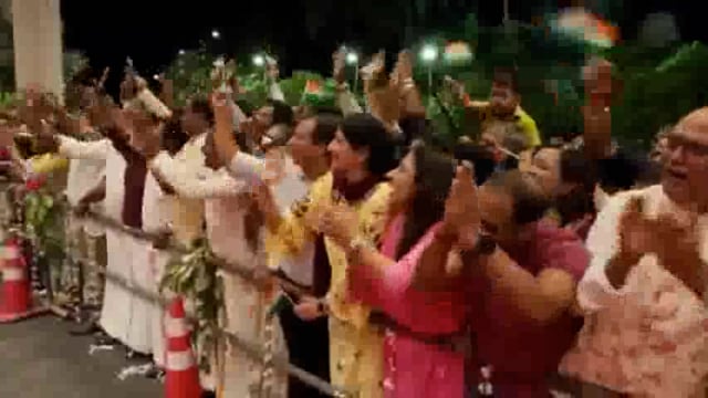 प्रधानमंत्री नरेंद्र मोदी का कोलंबो, श्रीलंका में भारतीय समुदाय द्वारा गर्मजोशी से स्वागत किया गया#politics