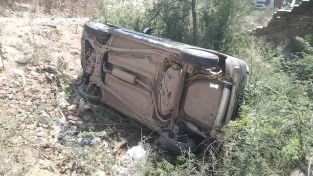 वृंदावन पानीगांव व्यस्ततम रोड पर एक बार फिर हुआ हादसा, बाइक सवार को बचाने के चक्कर में खाई में पलटी वैगनार, चालक घायल।